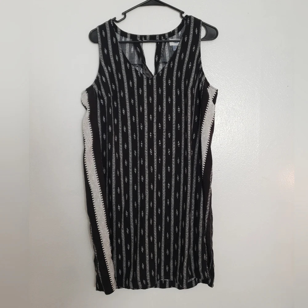 Old Navy Black White 100% Rayon Airy Dress, pull over with back keyhole size Lg.